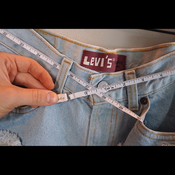 Distressed light Wash Levi's - Picture 6 of 6